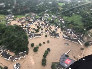 Foto des überfluteten Ahrtals bei Dorsel am Abend des 14. Juli 2021, aufgenommen aus dem hessischen Polizeihubschrauber. - Foto: Tobias Frischholz, via Abschlussbericht UA Ahrtal