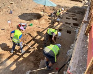 Reiche Funde aus verschiedenen Jahrhunderten der Römerzeit machen die Archäologen derzeit auf dem TRON-Baufeld, hier wird gerade ein antikes Großgebäude ausgegraben, das von dicken Holzpfeilern getragen wurde. - Foto: gik 