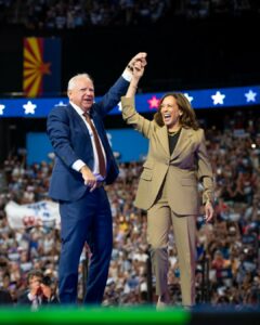 Kamala Harris und Tim Walz auf dem Nominierungskongress der Demokraten. - Foto: Tim Walz via X