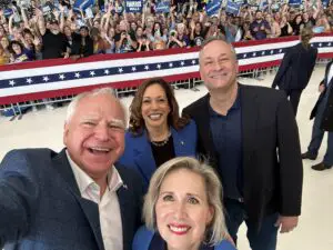 Gute Laune als Markenzeichen: Kamala Harris und ihr Runnung Mate Tim Walz (vorne links) mit ihren Ehepartnern. – Foto: Walz via X