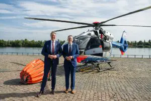 Stellten drei Jahre nach der Flutkatastrophe die neuen Hubschra7uber der Polizei Rheinland-Pfalz vor: Ministerpräsident Alexander Schweitzer (links) und Innenminister Michael Ebling (beide SPD). - Foto: Innenministerium RLP, Stephan Dinges