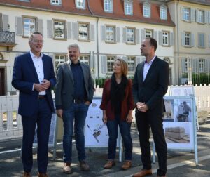 Präsentierten am Montag die Römischen Funde in der TRON-Baugrube (von links): Innenminister Michael Ebling (SPD), die Landesarchäologen Ulrich Himmelmann und Stefanie Metz und Wissenschaftsminister Clemens Hoch (SPD). - Foto: gik