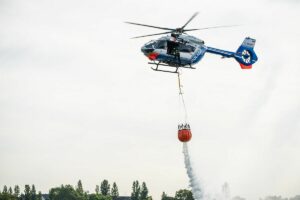 Einer der neuen Polizeihubschrauber mit Löschwasser-Behälter im Einsatz. - Foto: Innenministerium RLP, Stephan Dinges