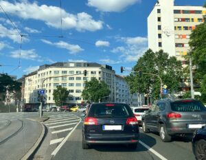 Rückstau auf der Alicenbrücke wegen der Sperrung der Binger Straße: Verkehr nur noch im Schneckentempo. - Foto: gik