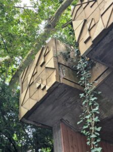 Die Stahlhalterungen der beton-Blumenkübel an der Grünen Brücke sind marode und müssen saniert werden. - Foto: Stadt Mainz