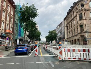 Die Binger Straße ist eines der wichtigsten Einfallstore für die Mainzer Innenstadt, gerade für die Zufahrt zu Parkhäusern. Seit Ende Juni 2024 ist die Straße nur noch einspurig stadtauswärts befahrbar - erhebliche Staus sind die Folge. - Foto: gik