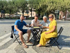 Die FDP-Stadtratsfraktion lud am Montag zum "Mensch, ärger' Dich nicht"-Spiel auf den Liebfrauenplatz (von links): Friedrich Sertorius, David Dietz, Wolfgang Klee und Fraktionschefin Susanne Glahn. - Foto: gik