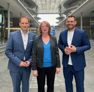 Freude über die Förderung aus Berlin: Die Mainzer Bundestagsabgeordneten Daniel Baldy (SPD, rechts) und Tabea Rößner (Grüne) mit dem rheinland-pfälzischen Kollegen Manuel Höferlin (FDP). - Foto: Büro Rößner