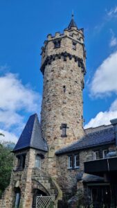 Auch den Kaiser-Wilhelm-Turm auf dem Schläferskopf bei Wiesbaden könnt Ihr am Sonntag erkunden und besteigen. - Foto: Stadt Wiesbaden