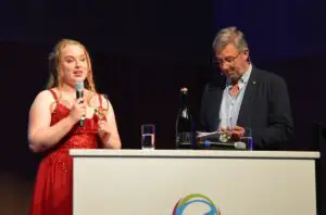 Katja Klemmer aus Westhofen auf der Bühne im KING mit Moderator Toby Bieker. - Foto: gik