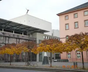 Das "Kleine Haus" am Tritonplatz (links) ist die Theaterspielstätte des Staatstheaters Mainz. - Foto: gik