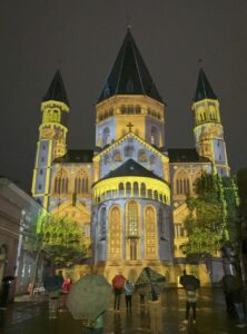 Der Mainzer Dom bei "Mainz leuchtet": Farbenspiel und Moving Graphics. - Foto: gik