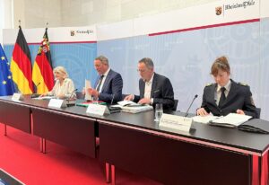 Pressekonferenz zur Neuaufstellung des Katastrophenschutzes in Rheinland-Pfalz am 9. September 2024 in der Mainzer Staatskanzlei. - Foto: gik