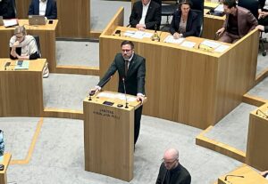 Der FDP-Obmann im Untersuchungsausschuss, Philipp Fernis, bei seiner Rede am Freitag. - Foto: gik