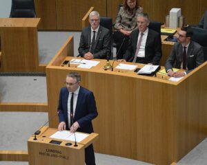 Rede des Ausschussvorsitzenden Martin Haller (SPD) am Freitag im Mainzer Landtag. Im Hintergrund: Landtagspräsident Hendrik Hering. - Foto: gik