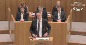 Eine Halb-Entschuldigung fürs Ahrtal: Ministerpräsident Alexander Schweitzer (SPD) räumte erstmals Fehler des Landes in der Flutkatastrophe im Ahrtal ein. - Screenshot: gik