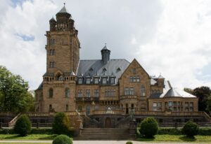 Hogwarts am Rhein: Schloss Waldthausen bei Mainz von der Gartenseite aus gesehen. Foto: Rudolf Stricker via Wikipedia