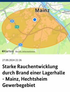 Warnmeldung wegen Rauchentwicklung durch den Brand einer Lagerhalle bei Mainz-Hechtsheim. - Screenshot: gik