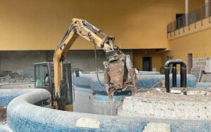 Bagger im Schwimmbecken: Abriss des Wellnessbades am Taubertsberg 2023. - Foto: Stadtbad GmbH