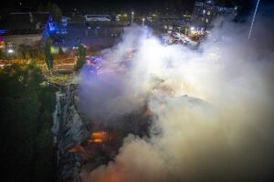 Die Brandstätte der Lagerhalle von oben. - Foto: Feuerwehr Mainz