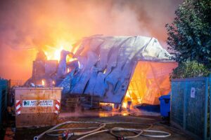 Lichterloh brannte eine Lagerhalle in der Nacht zu Samstag im Gewerbegebiet in Mainz-Hechtsheim. - Foto: Feuerwehr Mainz