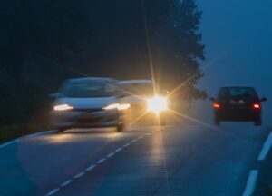 Fahren in der Dämmerung, da ist jetzt wieder besonders gutes Licht gefragt: Das LKA Rheinland-Pfalz ruft zum Licht-Test auf.- Foto: Fotoschlick/ stock.adobe com