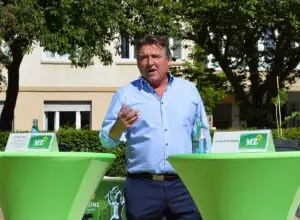 Finanzdezernent Günter Beck (Grüne) bei einem Termin der Grünen im Juni 2021. - Foto: gik