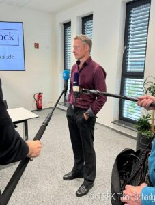 Hydrologe Erwin Zehe vergangenen Mittwoch bei der Pressekonferenz der Angehörigen von Opfern im Ahrtal. - Foto: Schady 