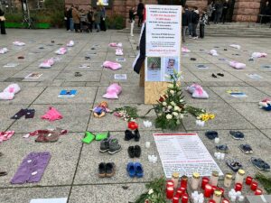 Mahnwache für Gaza-Opfer und Palästina-Solidarität am Sonntag in Mainz vor dem Staatstheater auf dem Gutenberg-Platz. - Foto: gik