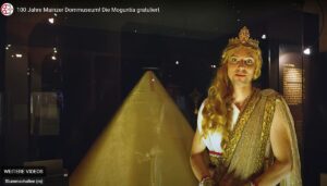 Die "Moguntia" vor der golden leuchtenden, seidenen Casel des legendären Mainzer Erzbischofs Willigis. - Video: Bistum Mainz, Screenshot: gik