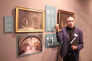 Der Direktor des Dommuseums, Winfried Wilhelmy, mit den "Innen!Ansichten" Mainzer Kirchen, der neuen Sonderausstellung zum Museumsjubiläum. - Foto: Bistum Mainz