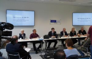 Pressekonferenz von Rechtsanwalt Christian Hecken (Mitte) mit den Experten Ingeborg Puppe und Erwin Zehe (links) sowie Ralph und Inka Orth (rechts). - Foto: Schady