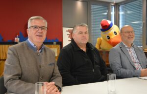 Ente gut, alles gut: MCV-Präsident Hannsgeorg Schönig (links) und MCV-Pressesprecher Michael Bonewitz (rechts) stellten am Mittwoch den neuen Wagenbauer Stefan Hisge vor. - Foto: gik