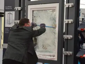 Demonstration zu einem einbruchsicheren Fenster auf der Rheinland-Pfalz-Ausstellung vor einigen Jahren. - Foto: gik 