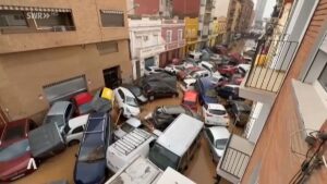 Autos türmen sich nach verheerenden Unwettern in Spanien in einer Straße, vermutlich in der spanischen Stadt Valencia. - Video: SWR, Screenshot: gik