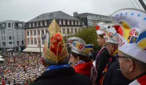 Narrenproklamation um 11.11 Uhr vom Balkon des Osteiner Hofes in Mainz am 11.11. - mit Brunnebutzer, OB Nino Haase (parteilos) und MCV-Präsident Hannsgeorg Schönig. - Foto: gik