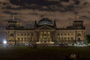 Außenansicht des Reichstagsgebäudes bei Nacht mit ausgeschalteter Kuppelbeleuchtung. - Foto: Thomas Imo, Bundestag