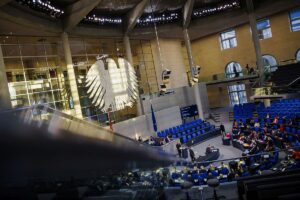 Deutschland steht vor Neuwahlen des Deutschen Bundestages, hier ein Abendblick in den Plenarsaal. - Foto: Thomas Trutschel, Bundestag 