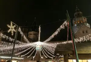 Der Mainzer Weihnachtsmarkt im Schatten des Doms sorgt für Lichterglanz in trüben Zeiten. - Foto: gik