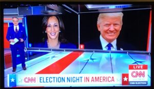 Election Night auf CNN: Kamala Harris oder Donald Trump= The race is on. - Screenshot: gik