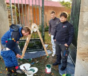 Mitglieder der Freiwilligen Feuerwehr von Mainz-Hechtsheim beim Streichen des Friedhofstores. - Foto: Verein Hechtsheimer Ortsgeschichte