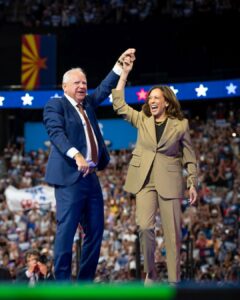 Kamala Harris und ihr Vize-Präsidentschaftskandidat Tim Walz auf dem Parteitag der Demokraten in Chicago. - Screenshot: gik