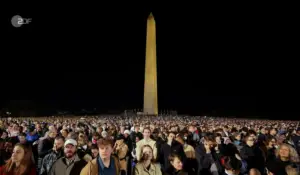 Eine schier unendliche Menschenmenge bei Kamala Harris' Abschlusskundgebung in Washington an historischem Ort. Im Hintergrund der berühmte Obelisk auf der Mall in Washington. - Video: ZDF, Screenshot: gik