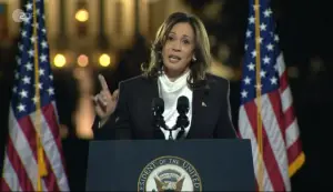 Kamala Harris bei ihrer großen Abschlusskundgebung in Washington - im Hintergrund das Weiße haus. - Screenshot: gik