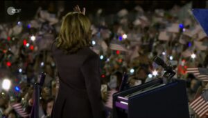 Kamala Harris bei ihrem großen Wahlkampf-Finale in Washington vor Zehntausenden. - Video: ZDF, Screenshot: gik