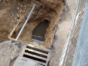 Ein Hausanschluss für Schmutzwasser: Die Sanierung und Reinigung kostet jedes Jahr Millionen. - Foto: gik