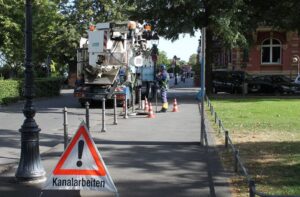 Ein Spülfahrzeug des Mainzer Wirtschaftsbetriebes im Einsatz: Die Arbeiter reinigen dabei die Gullis und Kanäle und halten sie frei von Blockaden - wichtig bei Starkregen. - Foto: WB Mainz