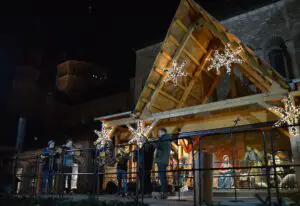 Musikgruppe auf der Bühne an der Krippe auf dem Mainzer Weihnachtsmarkt: Eingeschränktes Musikprogramm "Dank" GEMA. - Foto: gik