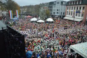 Menge am 11.11.2024 auf dem Schillerplatz: Viele Garden, weniger normales Narrenvolk. - Foto: gik