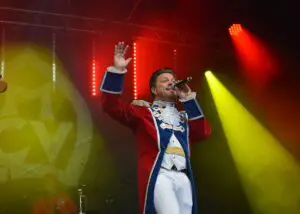 Thomas Neger feierte mit seinen Humbas auf dem Schillerplatz mit - und sang natürlich auch die Hymne "Im Schatten des Doms". - Foto: gik